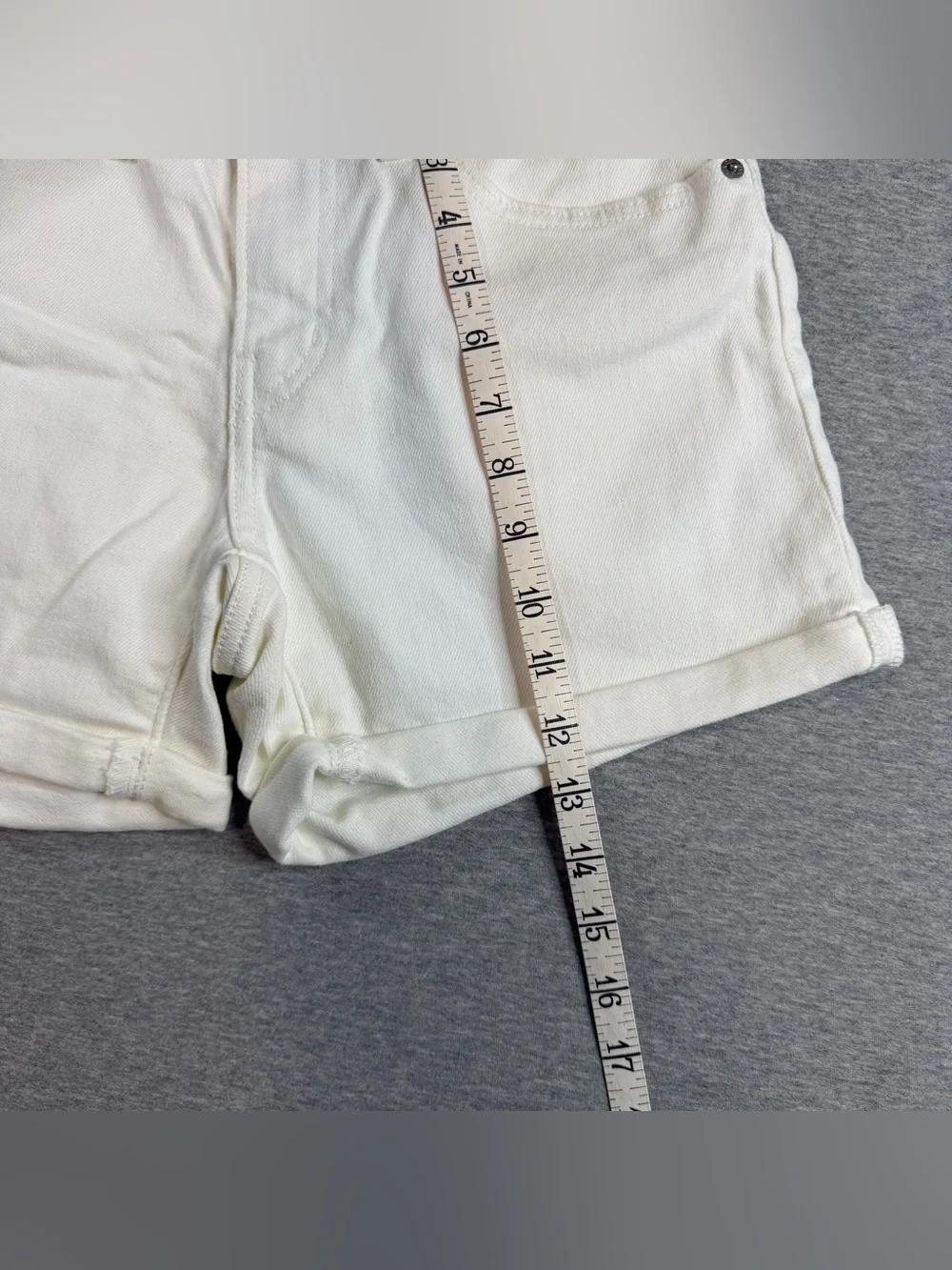 Levi’s Mid Length Denim Shorts Womens 28 White  Cuffed Stretch Jean Shorts
